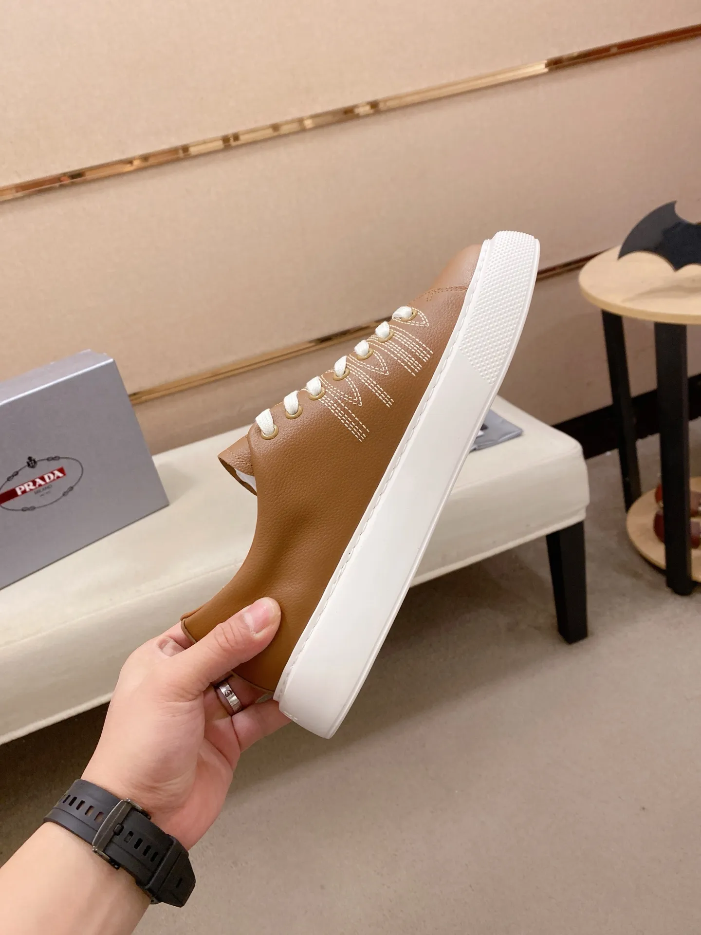 Factory price 560💰 ✔️✔️✔️Higher version High-quality new PRADA (Prada) counters are launched simultaneously. The new men's shoes and 😘fabric are made of selected first-layer cowhide with superb craftsmanship. Lining: Full cowhide lining. 👍🏿 High-end ☄️ air-cushion molded anti-slip rubber outsole, exquisite lines, simple and elegant, comfortable and high-end for leisure travel. Code number: 38 to 45